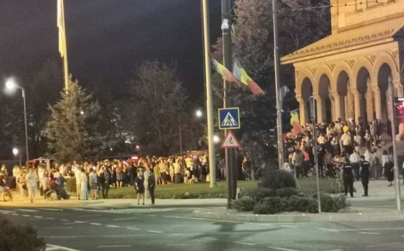 S-au rugat pentru sănătate la moaşte, dar fără mască şi fără distanţare