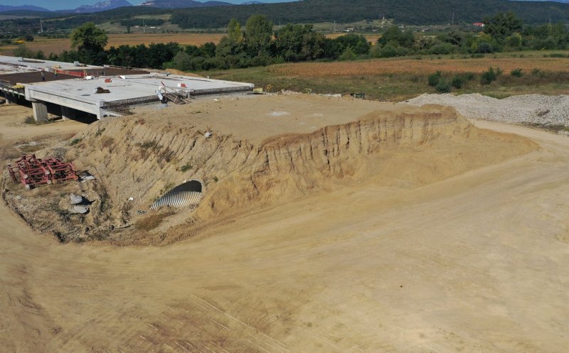 Dezastru pe Autostrada 10. “Meșterul Manolis” demolează ce s-a construit