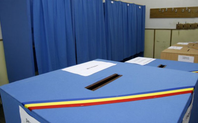 Cabinele de vot, instalate în avans la școala unde va vota Emil Boc, i-au lăsat pe elevi fără distanţare