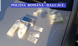 Traficanţi de droguri, reținuți la Cluj. Ce au găsit poliţiştii la percheziţii