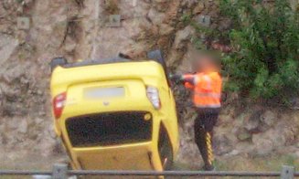 Maşină răsturnată pe Autostrada Transilvania