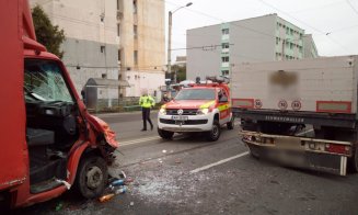 Accident între o mașină și un TIR pe Muncii/ Un tânăr a fost rănit