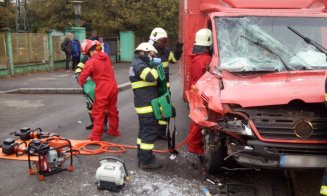 Accident între o mașină și un TIR pe Muncii/ Un tânăr a fost rănit