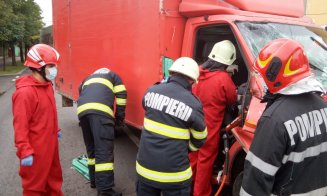 Accident între o mașină și un TIR pe Muncii/ Un tânăr a fost rănit