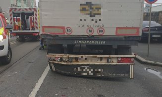 Accident între o mașină și un TIR pe Muncii/ Un tânăr a fost rănit