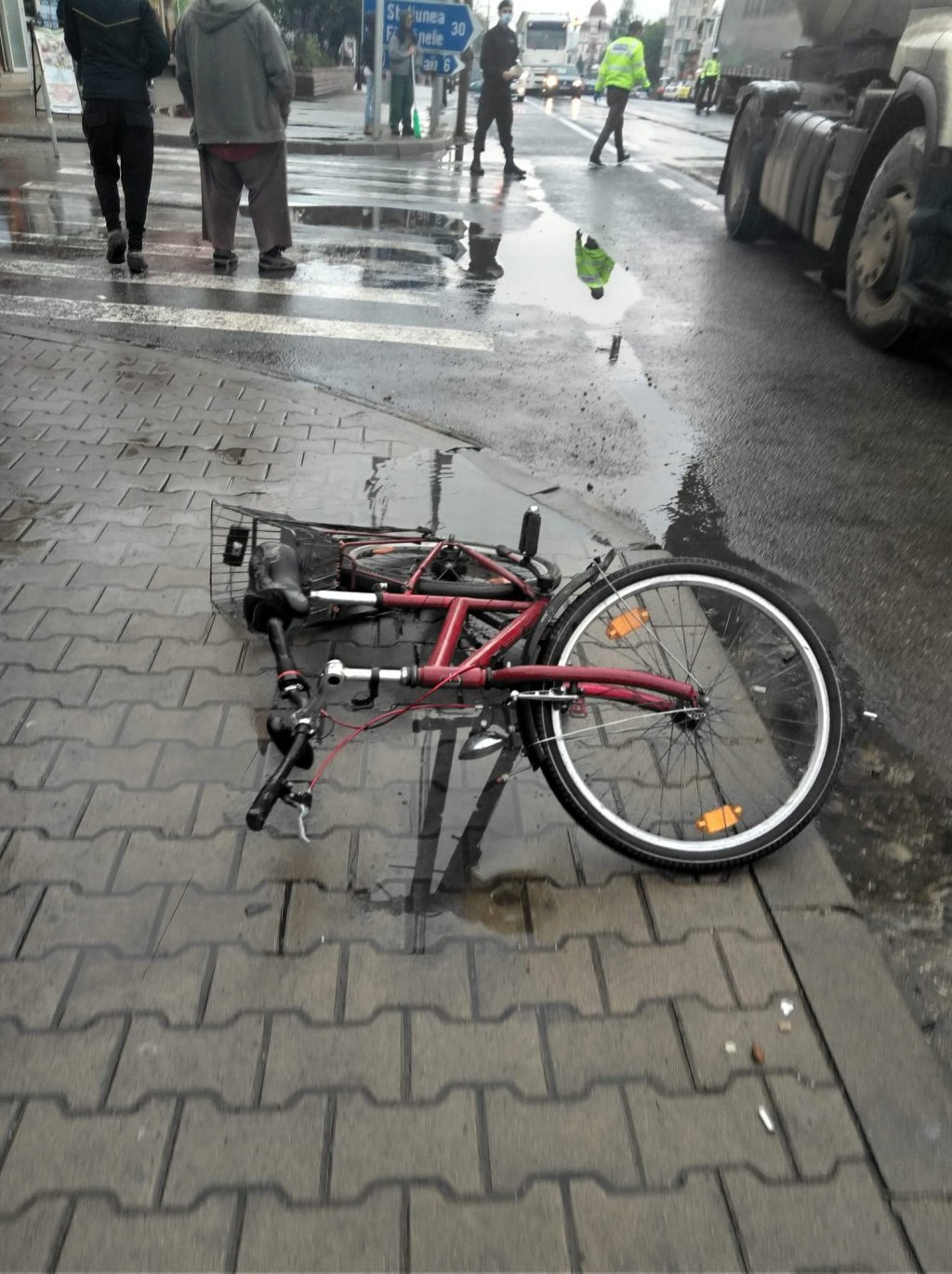 Accident mortal la Cluj. Un biciclist a fost lovit de un TIR