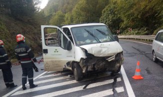 Accident la Cluj: un șofer a ieșit cu camioneta în decor