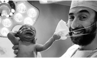 Imaginea care a făcut înconjurul lumii: un nou-născut încearcă să smulgă masca medicului imediat după ce a venit pe lume