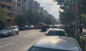 Accident cu trei mașini pe Dorobanților. Una s-a dat peste cap
