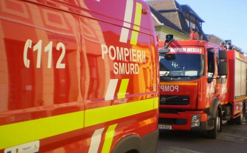 Incendiu la o cabană din Someșul Cald. Pompierii au încercat mai bine de trei ore să stingă flăcările