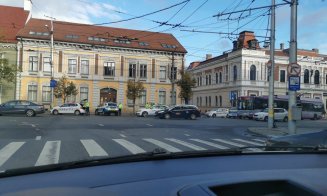 Accident cu mașina de poliție în centru. S-a blocat toată intersecția