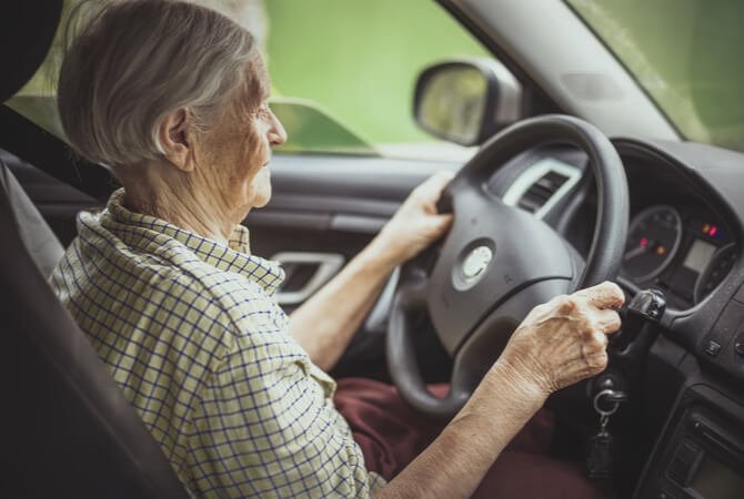 Dosar penal pentru o "bunicuță" de 75 de ani din Ungaria. Conducea prin Cluj fără permis