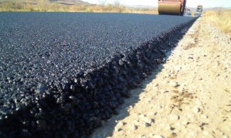 Lucrări de asfaltare pe drumul care traversează Fizeșu Gherlii