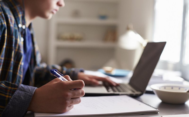 Parlamentul a decis! Zile libere plătite pentru părinţi pe perioada şcolii online