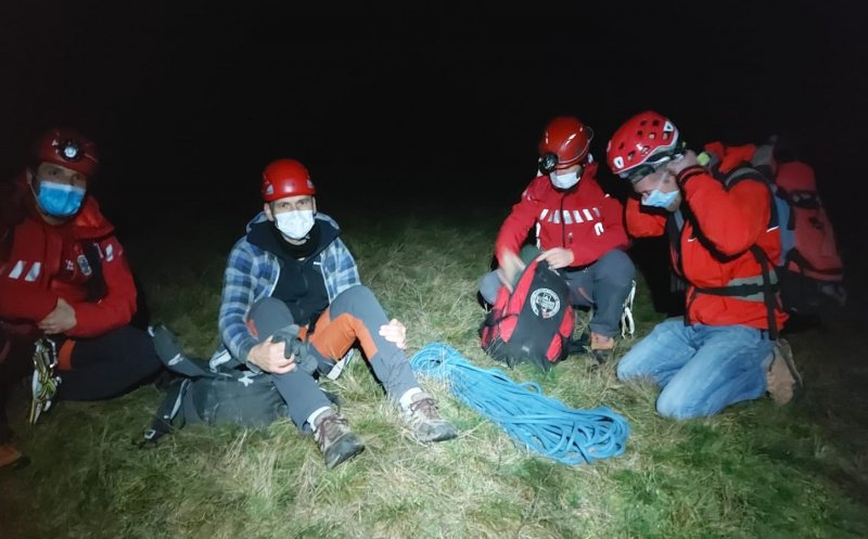 Turist blocat în creasta Cheilor Turenilor, noaptea, salvat de salavamontiştii clujeni
