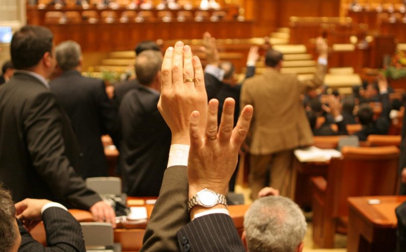 Telenovela pensiilor speciale continuă în Parlament: USR-iștii anunță că vor renunța la mandate