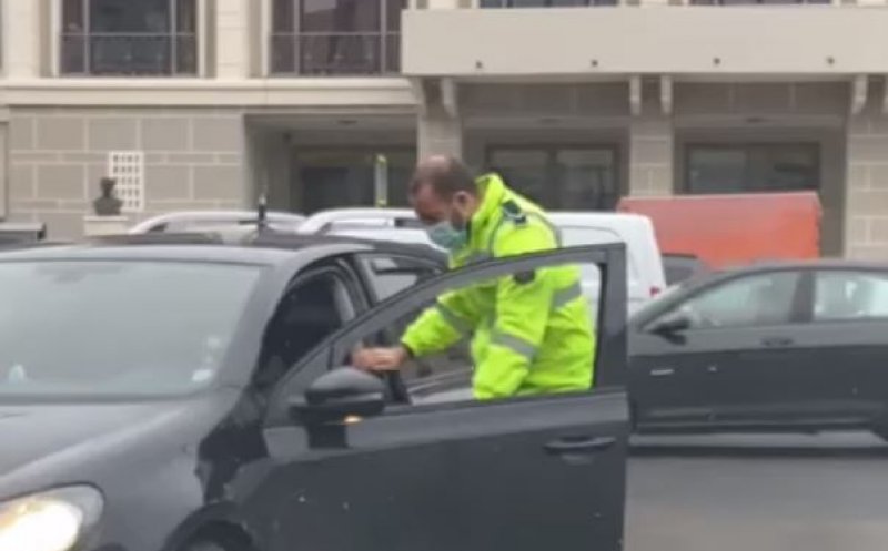 Scenă incredibilă în centrul Clujului! Polițist agățat de mașină, încercând să oprească un șofer arogant