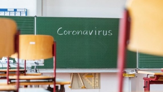 „Nu putem sta la nesfârșit cu școlile închise”. Testarea regulată a profesorilor și elevilor, una dintre soluții