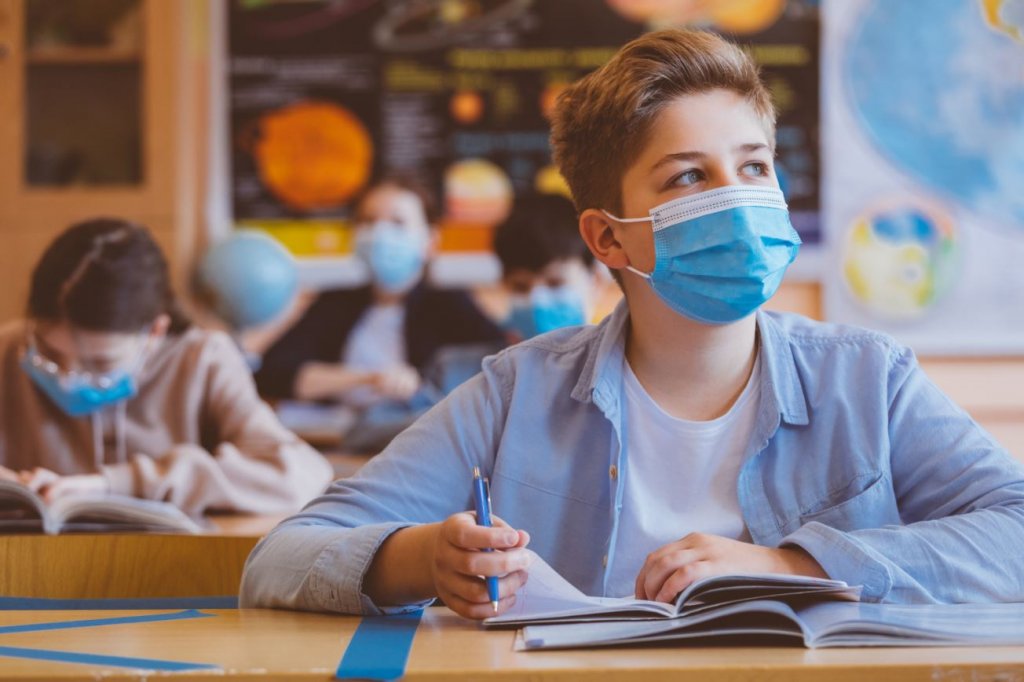 Oraşul care deschide şcolile şi testează elevii săptămânal