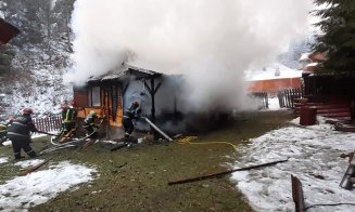 O cabană a ars ca o torţă la Muntele Băişorii. De la ce a pornit incendiul?