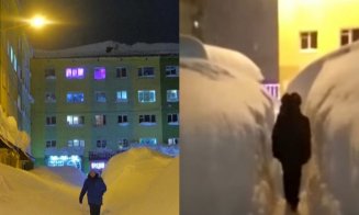 Orașul care „a furat” toată zăpada din lume. Localnicii se luptă cu munți de zăpadă să ajungă în scara blocului