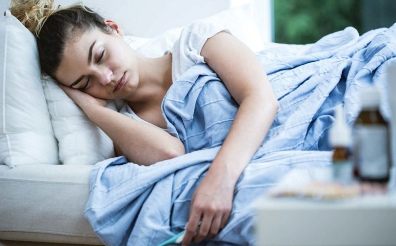 Studiu: Simptomele de COVID persistă peste şase săptămâni în unul din trei cazuri