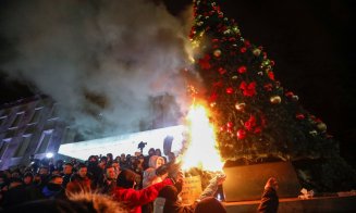 Proteste violente şi brad de Crăciun incendiat după ce un tânăr a fost împuşcat mortal. Încălcase legea carantinei