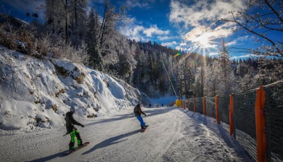 Liber la schi, dar cu distanţare. Află ce reguli trebuie să respecţi dacă mergi la munte de sărbători