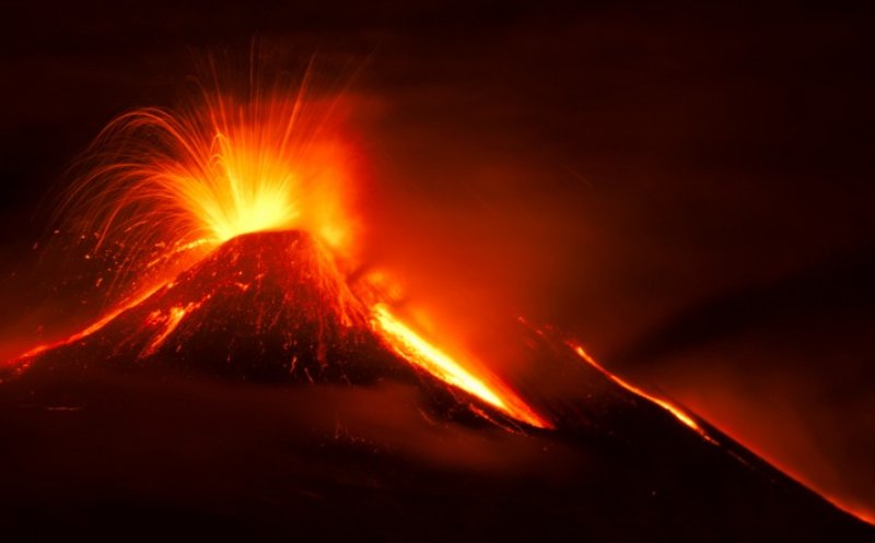 O nouă erupție a vulcanului Etna din Sicilia. Imagini spectaculoase