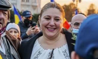 Diana Șoșoacă, viitoarea senatoare AUR, s-a lăudat pe Facebook: „Mi-am dat masca șos la Cotroceni, SPP a înlemnit”