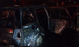 Torță pe roți în Cluj! O mașină a ars în totalitate, lângă o stație de pompare gaz