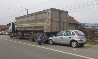 Accident cu răniți în Luncani. O mașină a intrat într-un camion