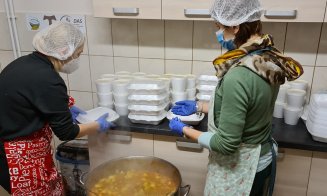 Zeci de clujeni nevoiaşi depind zilnic de mâncarea pregătită de voluntarii de la "O masă caldă" pentru a-şi potoli foamea