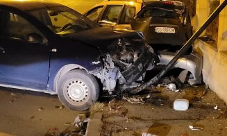 Două mașini "șifonate" serios azi-noapte, în urma unui accident. Cine a fost de vină