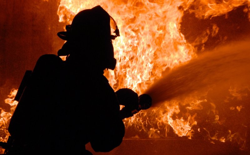 Panică la Bonțida: locatarii unui bloc, evacuați, după ce un apartament a fost cuprins de flăcări