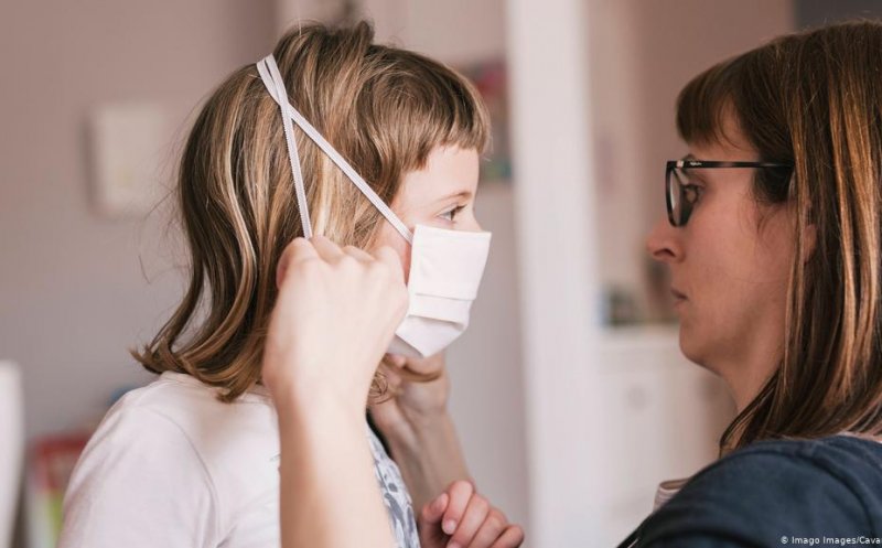 Experții britanici spun că noua tulpină a coronavirusului este foarte contagioasă pentru copii
