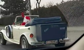 Moș Crăciun se plimbă pe străzile Clujului cu o mașină de epocă