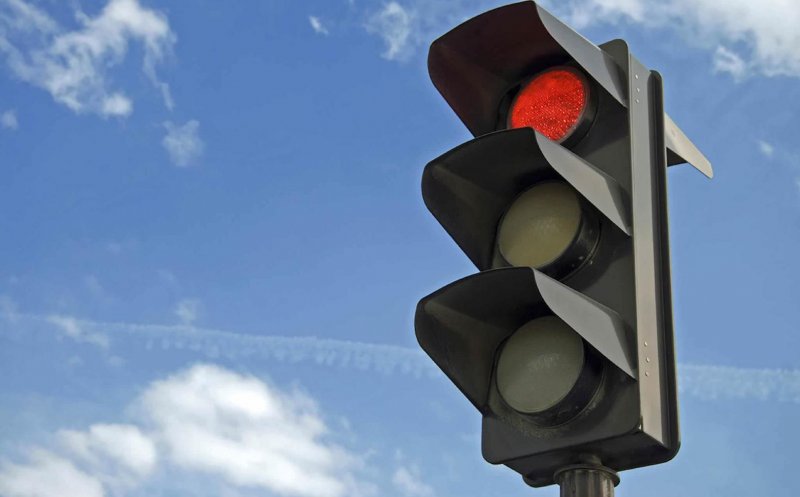 Instalație de semaforizare inteligentă la podul Calvaria. Are senzori magnetici în carosabil pentru tramvai