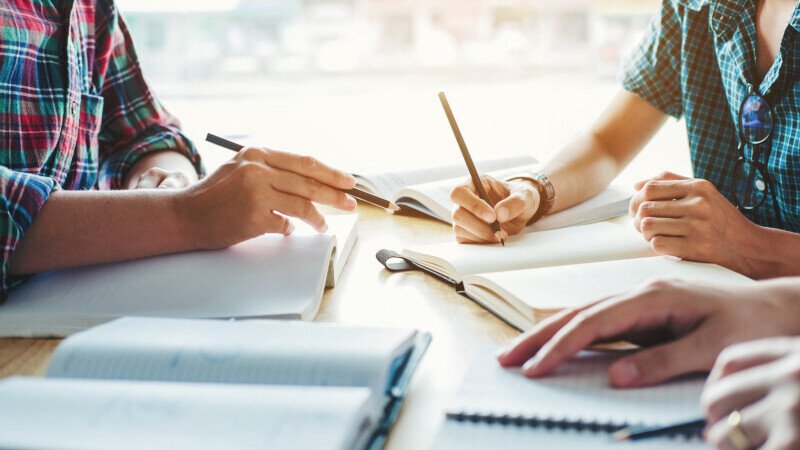 UK iese din programul Erasmus. Cum îi afectează pe studenții care vor să se înscrie la universităţi britanice