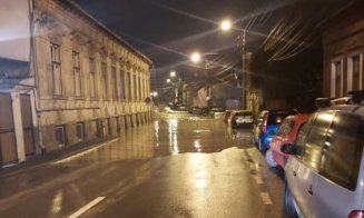 Dezastru pe două străzi din centrul Clujului. Crater pe General Dragalina și ca-n Veneția pe Mamaia