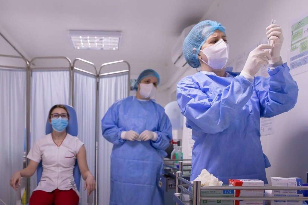 Din 165 de persoane vaccinate la Cluj, una singură a avut o "manifestare alergica uşoară"