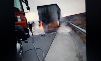 Camion în flăcări pe Autostrada Transilvania, pe sensul Gilău-Turda