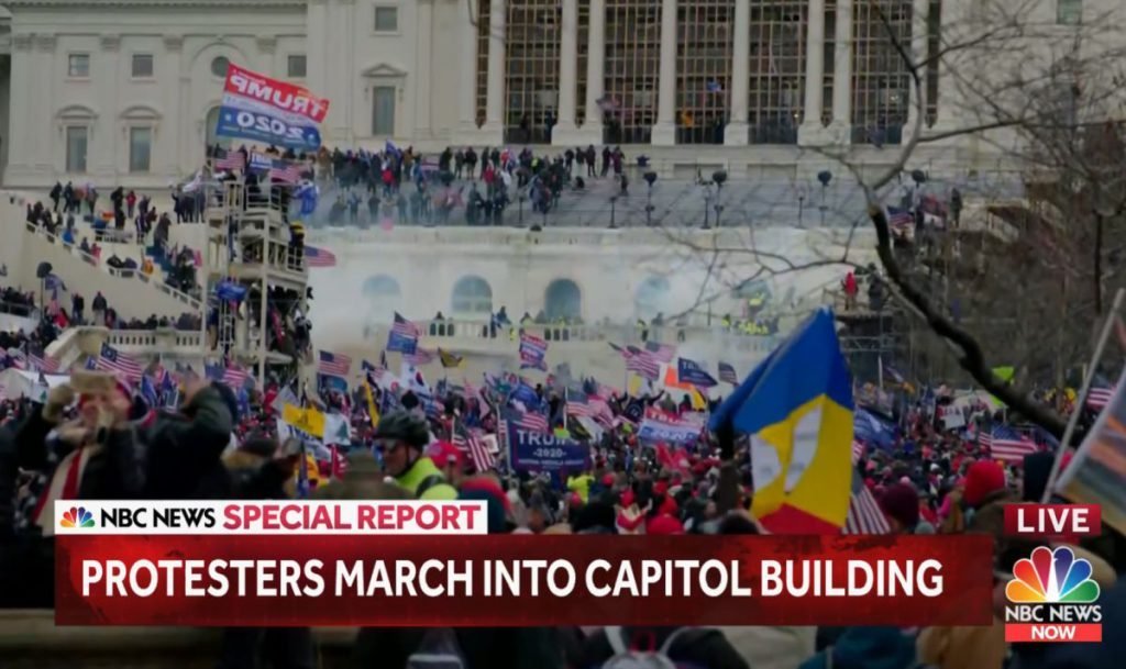 Tricolorul României găurit, printre steagurile fluturate de protestatarii violenţi din Statele Unite