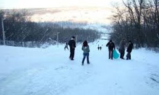 Tânără dispărută, găsită fără viață lângă o pârtie de schi.  Crimă sau sinucidere?