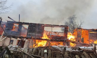 O casă tip duplex a ars ca o torţă. De la ce a pornit focul?