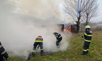 O casă tip duplex a ars ca o torţă. De la ce a pornit focul?
