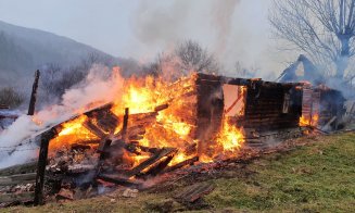 Pompierii clujeni au intervenit timp de trei ore pentru a stinge un incendiu la o casă tip duplex
