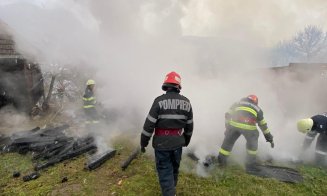 O casă tip duplex a ars ca o torţă. De la ce a pornit focul?