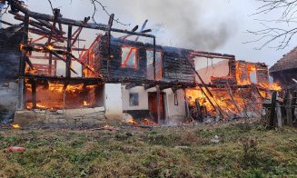 O casă tip duplex a ars ca o torţă. De la ce a pornit focul?