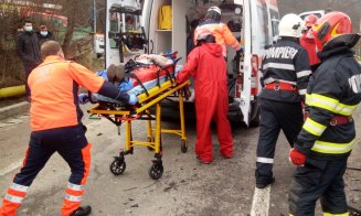 Mașină răsturnată pe un drum din Cluj. O femeie a rămas încarcerată